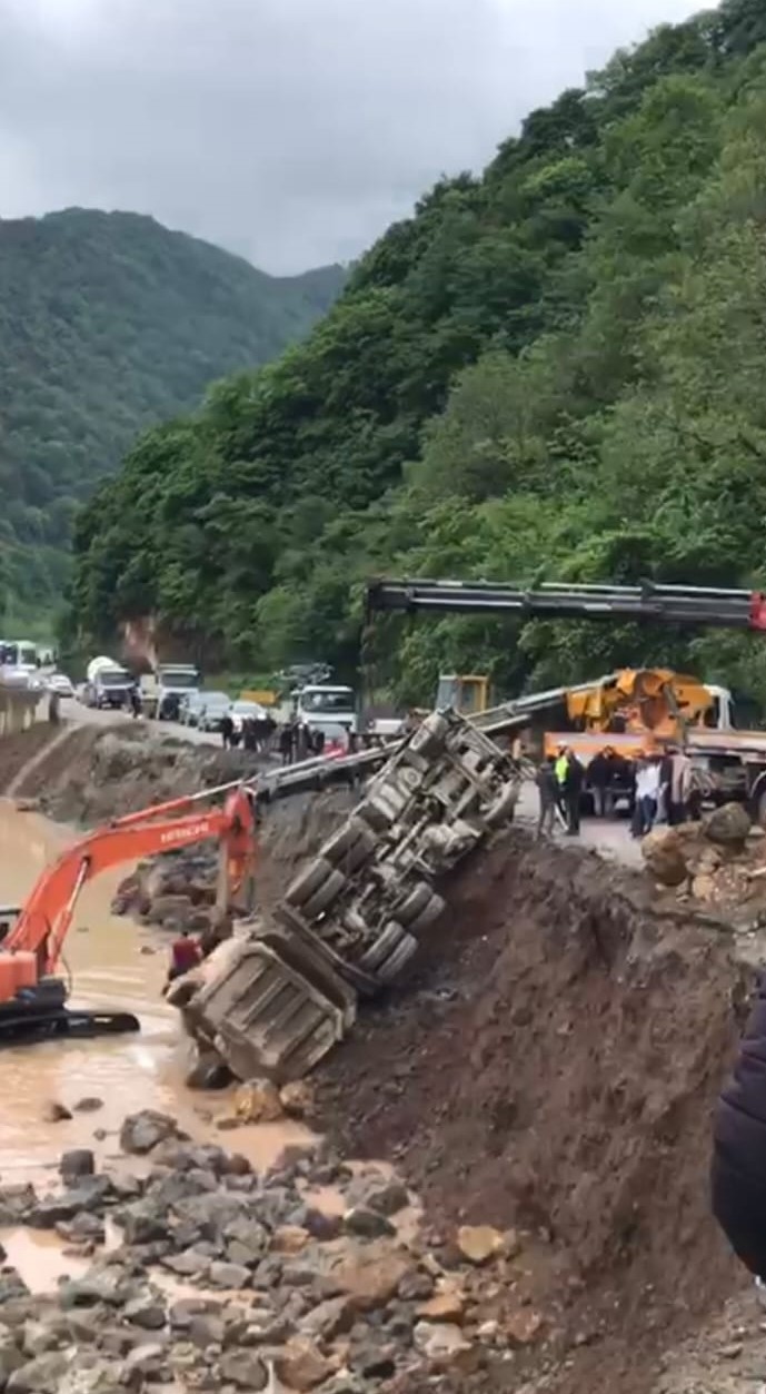 Trabzon-Bayburt karayolunda taş kamyonu devrildi, yol ulaşıma kapandı
