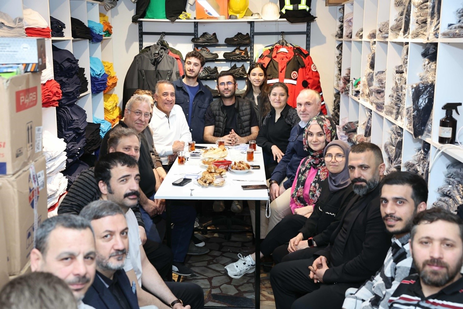 Sultangazi Belediye Başkanı Dursun esnafla kahvaltı sofrasında
