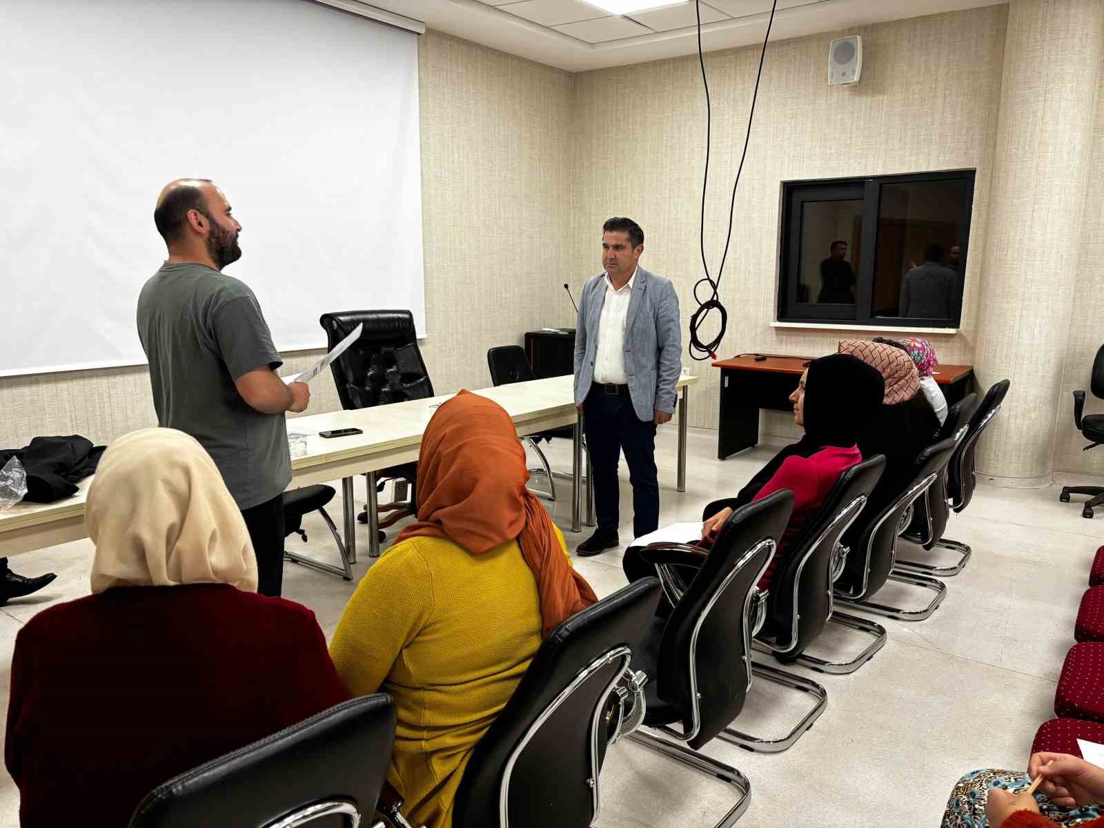 Altıntaş’ta Ebeveyn Okulu kursları