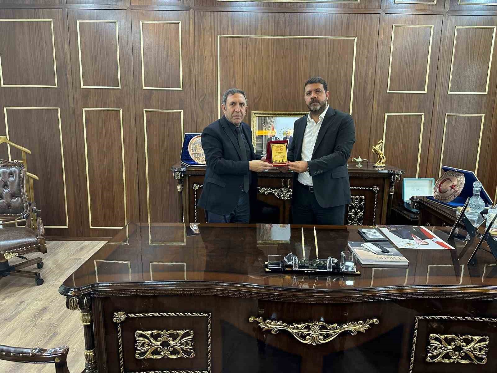 Aile ve Sosyal Politikalar İl Müdürü Polat’tan iş adamı Bozkuş’a teşekkür plaketi