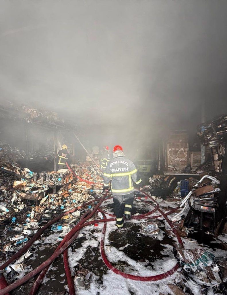 Plastik su tesisatı deposunda yangın
