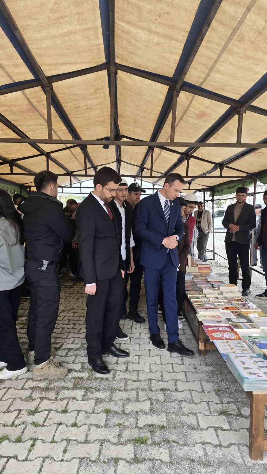 &Ccedil;aldıran&rsquo;da "Kitap Fuarı" a&ccedil;ıldı
