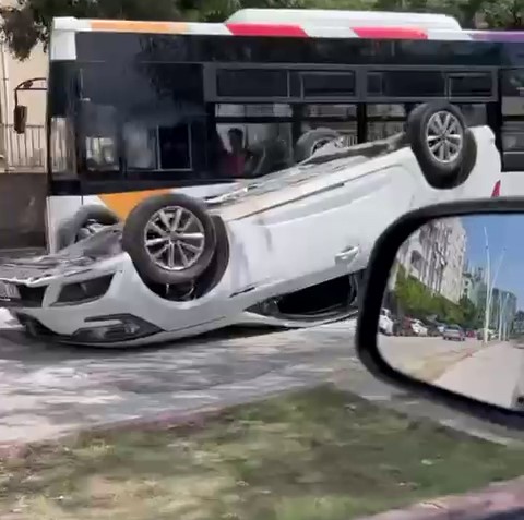 Otomobil ağaca &ccedil;arpıp takla attı
