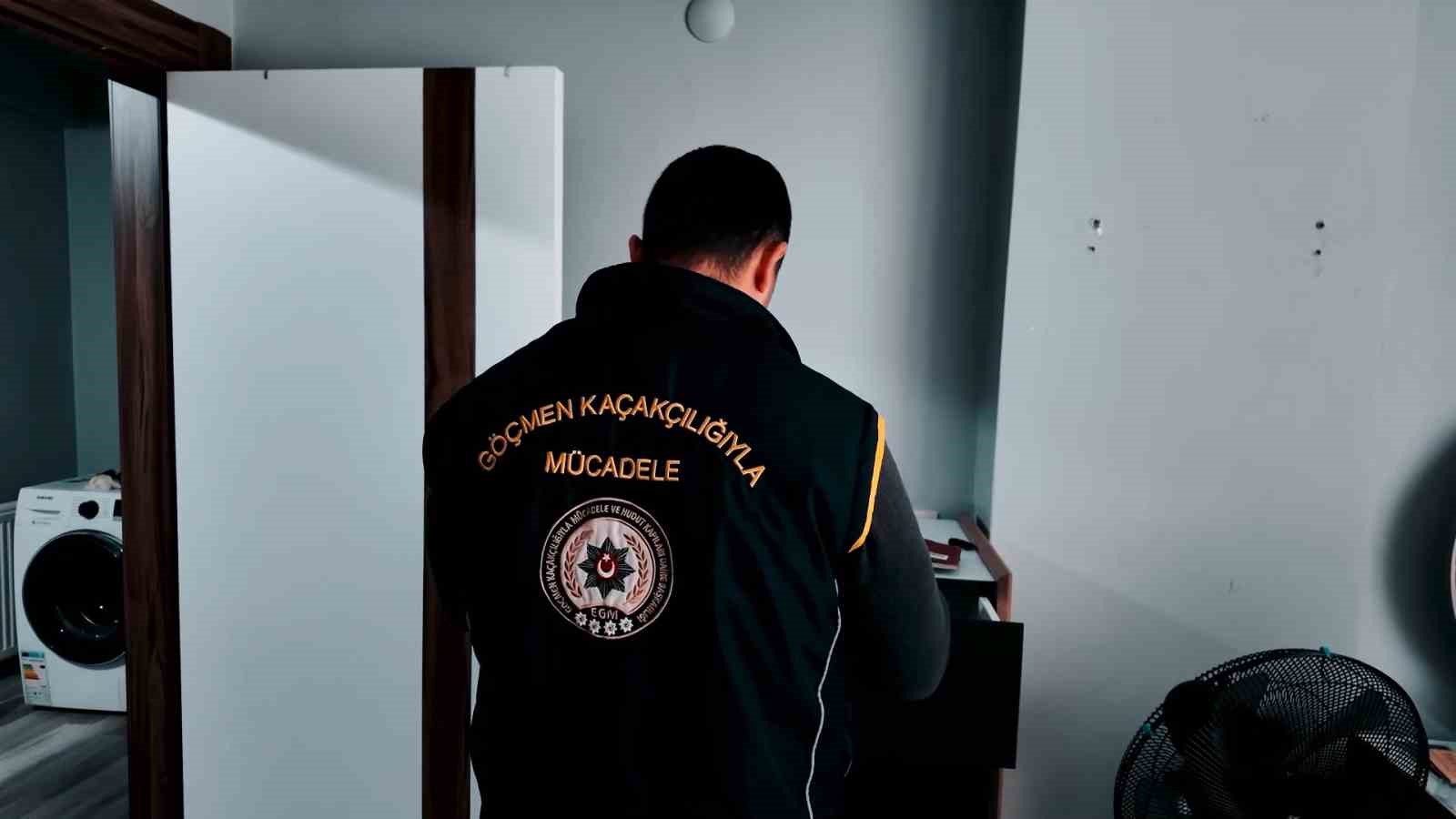 Iğdır ve Ağrı&rsquo;da ka&ccedil;ak g&ouml;&ccedil;menlere sahte belge d&uuml;zenleyen ş&uuml;phelilere operasyon: 2 tutuklama
