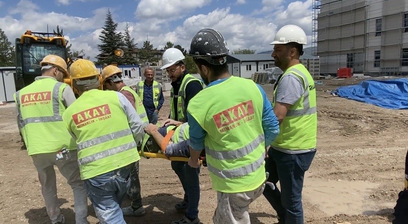 Üzerine iskele düşen inşaat işçisi yaralandı