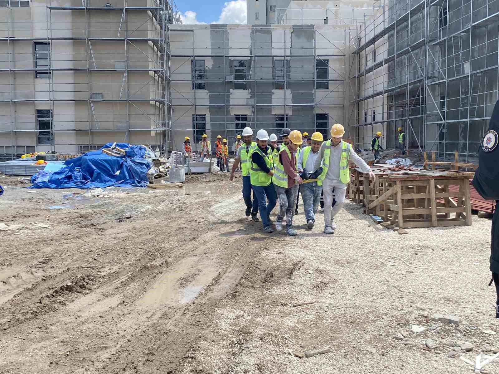 &Uuml;zerine iskele d&uuml;şen inşaat iş&ccedil;isi yaralandı
