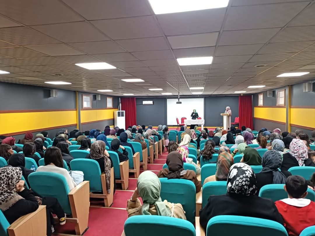 Tutak&rsquo;ta "Aileyi  Ayakta Tutan Değerler" konulu konferans d&uuml;zenledi.
