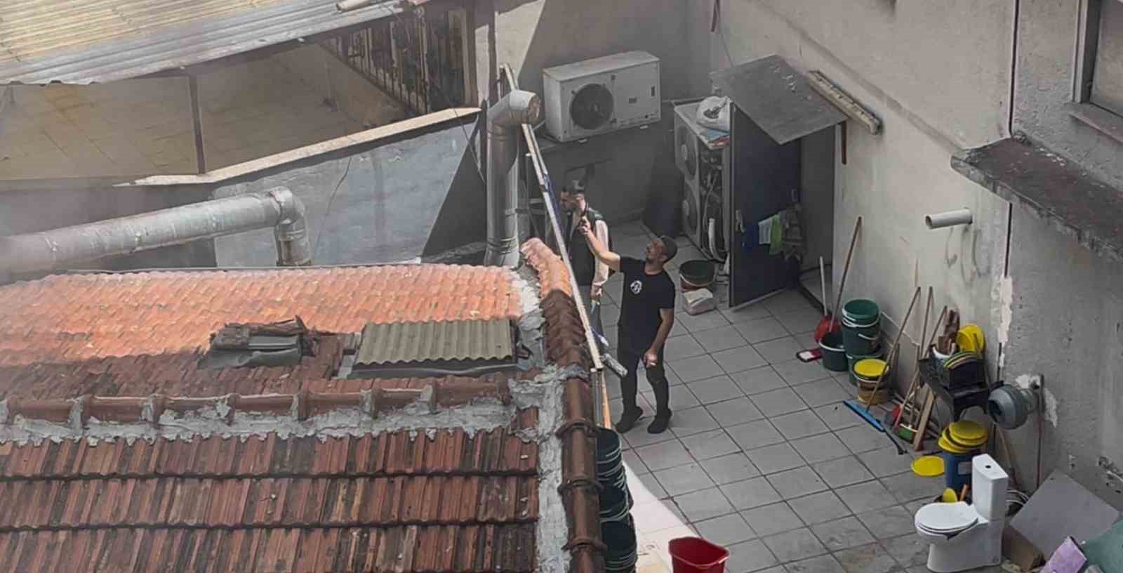 Komşusunun çatısında çıkan yangını terasından film gibi izledi