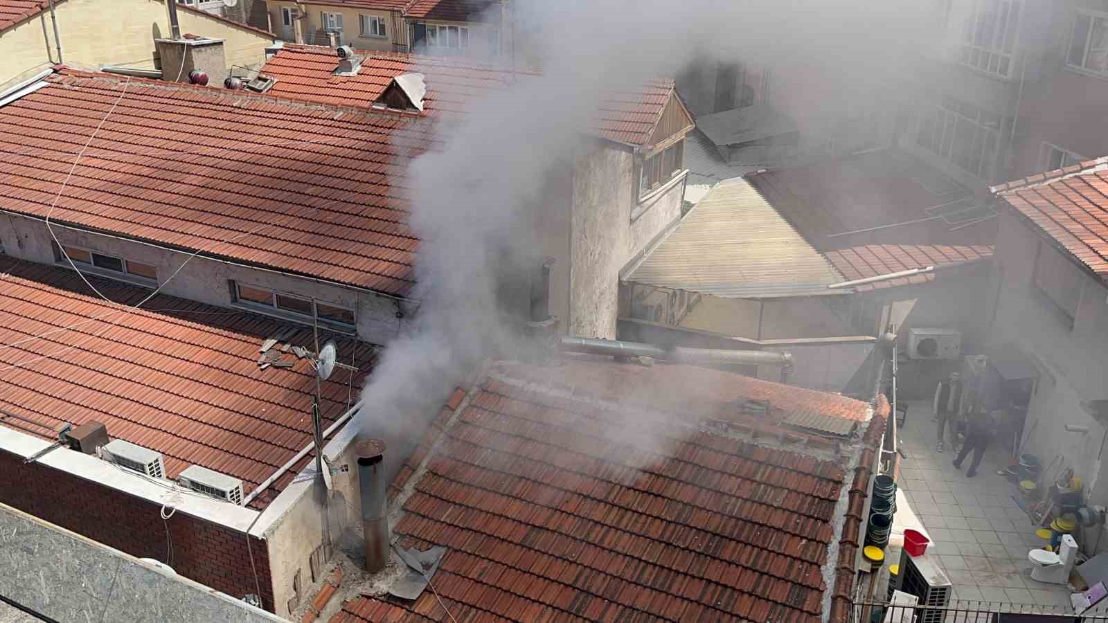 Komşusunun &ccedil;atısında &ccedil;ıkan yangını terasından film gibi izledi
