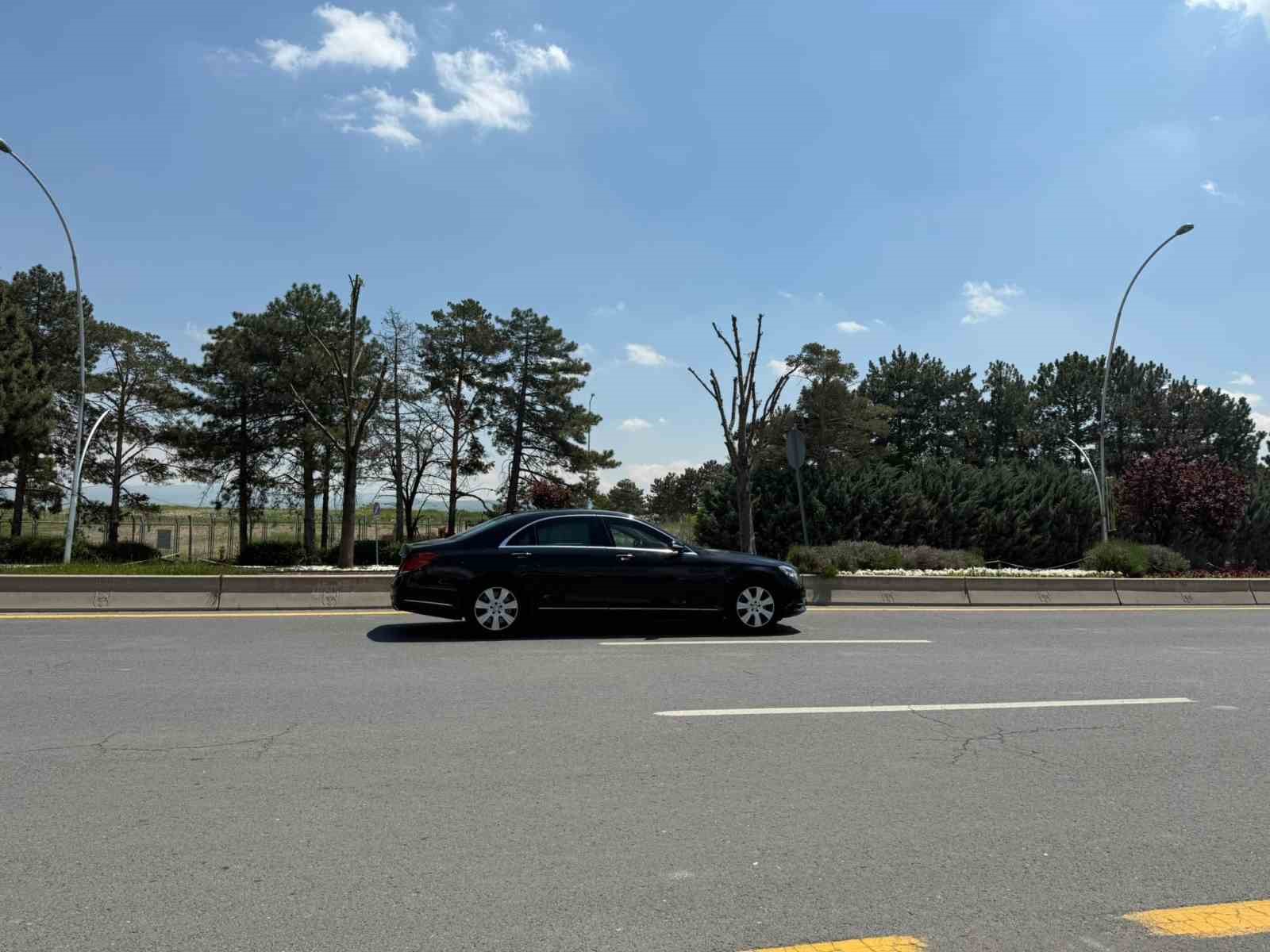 Ukrayna Devlet Başkanı Zelenskiy’i taşıyan uçak Ankara’ya indi