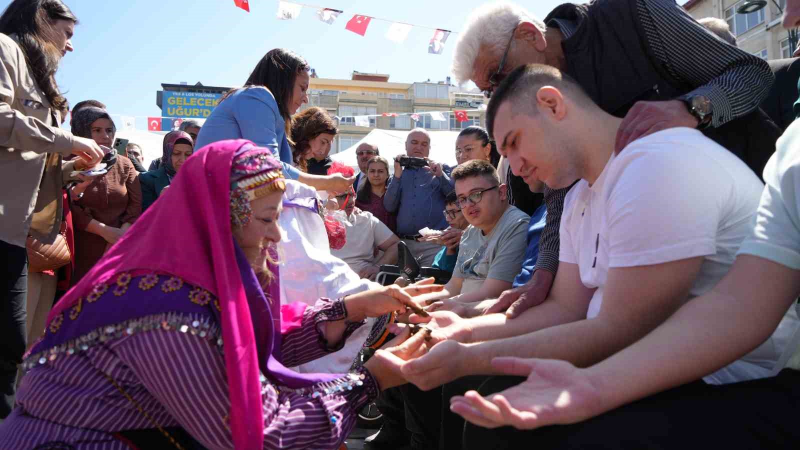 Davulla geldiler, kınayla uğurlandılar: 14 engelli gencin askerlik hayali gerçeğe dönüştü