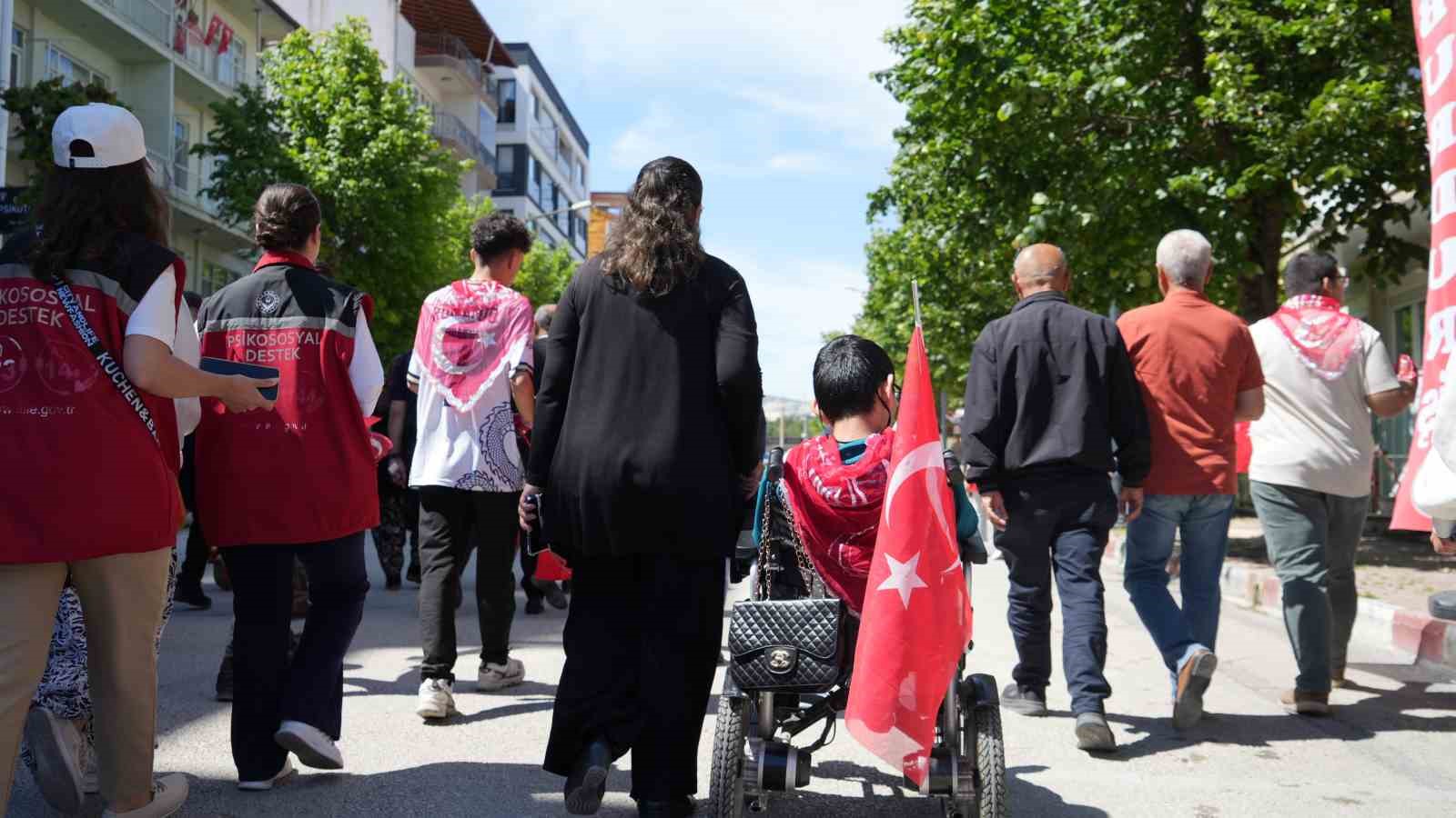 Davulla geldiler, kınayla uğurlandılar: 14 engelli gencin askerlik hayali ger&ccedil;eğe d&ouml;n&uuml;şt&uuml;
