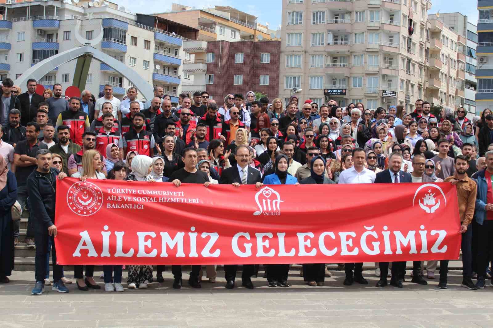 Siirt’te ‘Ailemiz Geleceğimiz’ yürüyüşü düzenlendi
