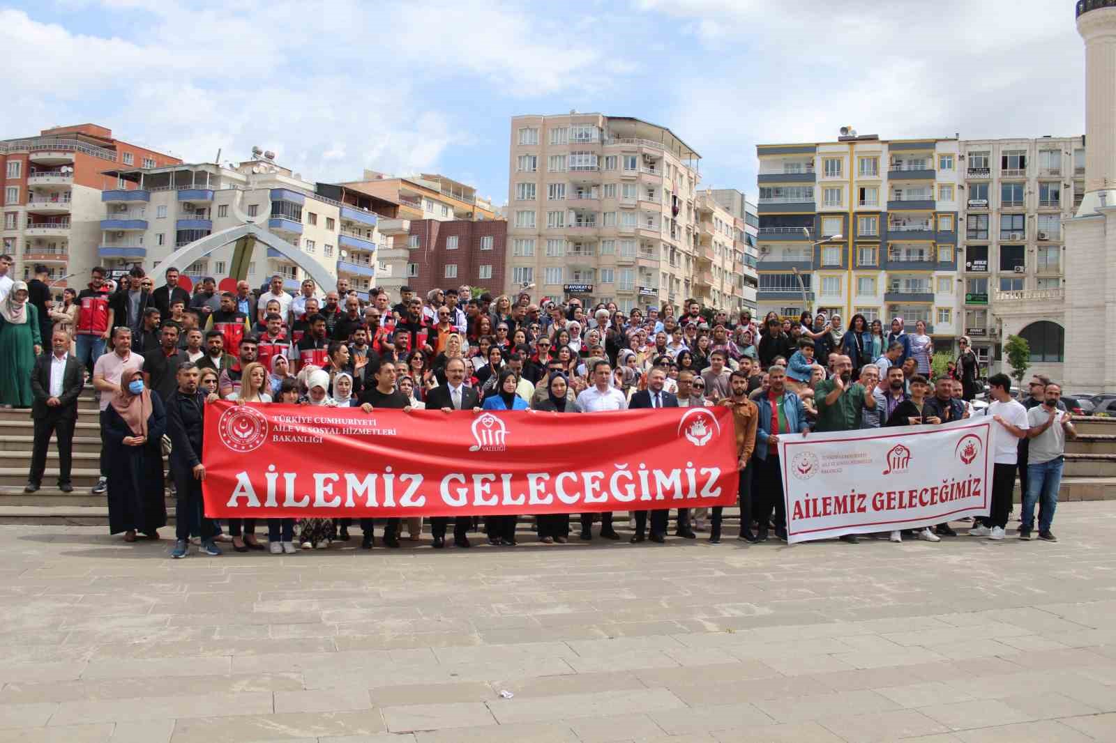 Siirt’te ‘Ailemiz Geleceğimiz’ yürüyüşü düzenlendi