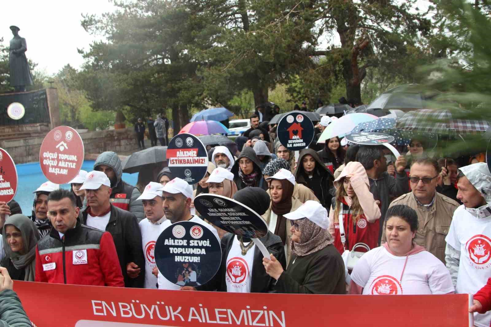 Aile yılı kortej y&uuml;r&uuml;y&uuml;ş&uuml; yağmura rağmen ger&ccedil;ekleşti
