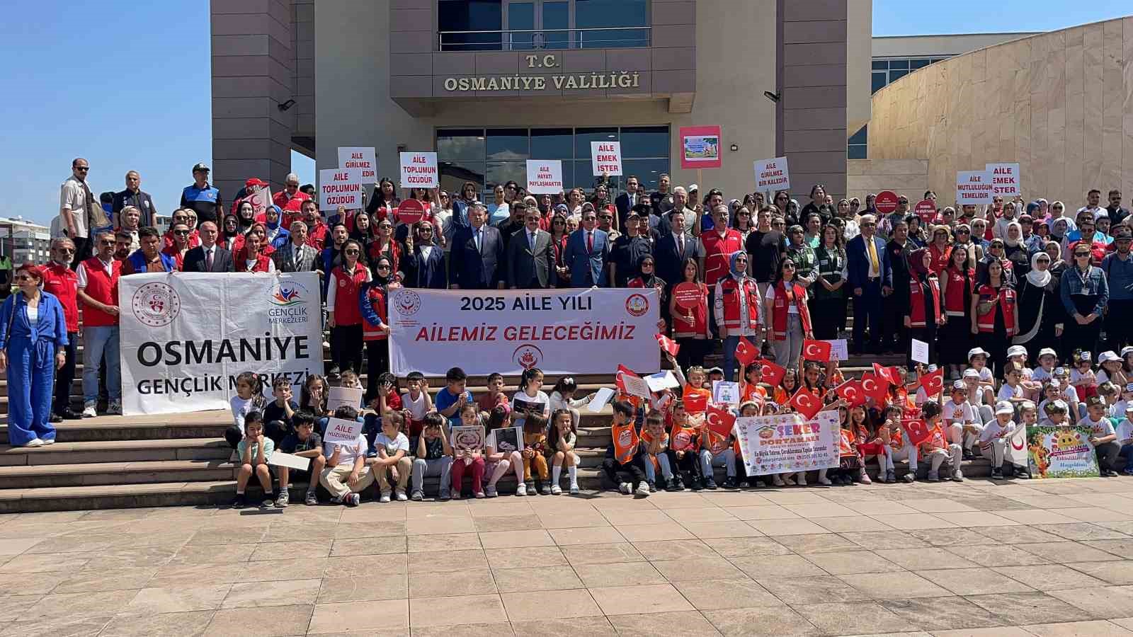 Osmaniye&rsquo;de &rsquo;Aile Yılı&rsquo; &ccedil;er&ccedil;evesinde kortej y&uuml;r&uuml;y&uuml;ş&uuml; d&uuml;zenlendi
