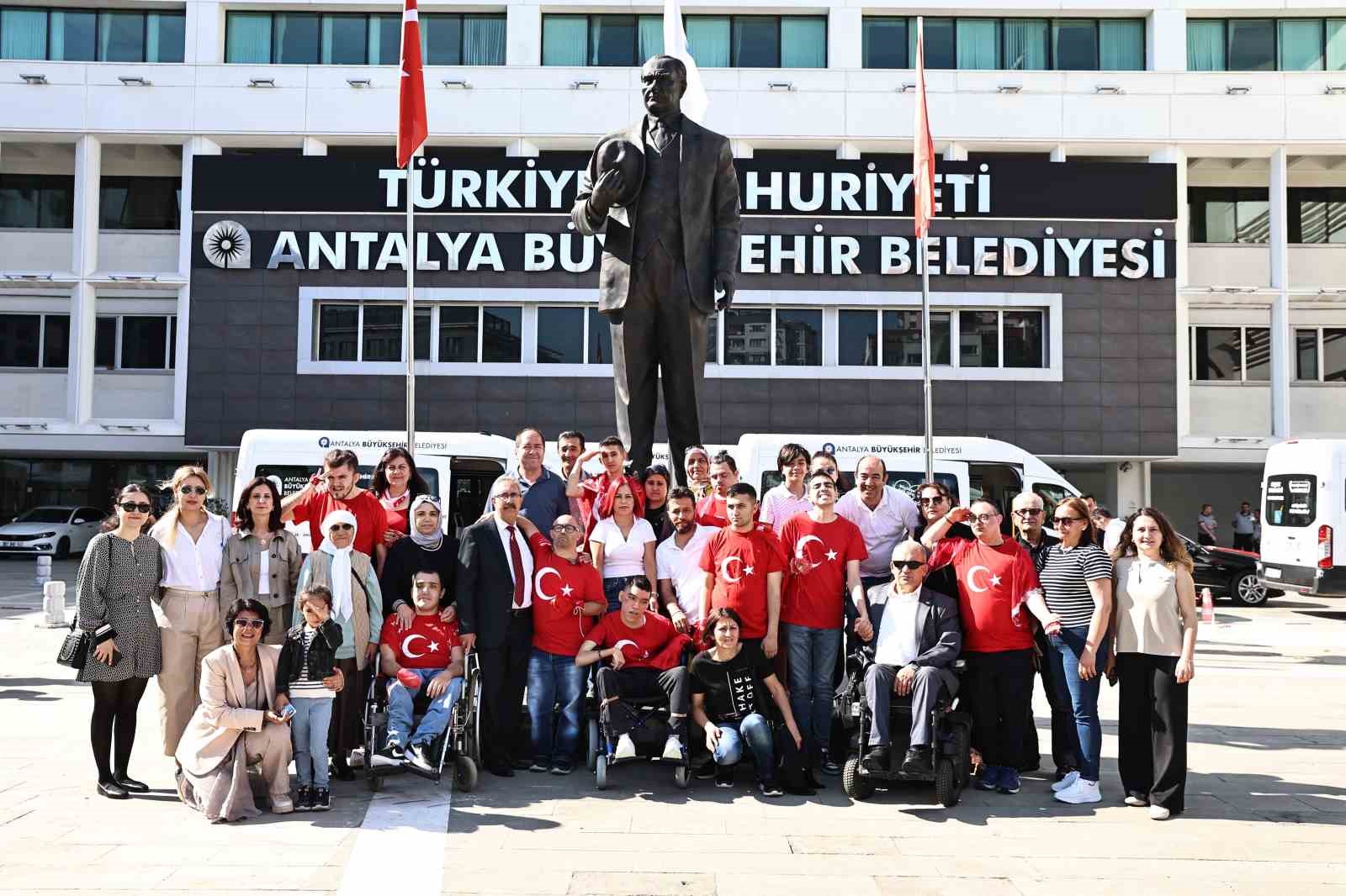 Temsili askerlik yapacak engelli bireylere davullu-zurnalı uğurlama
