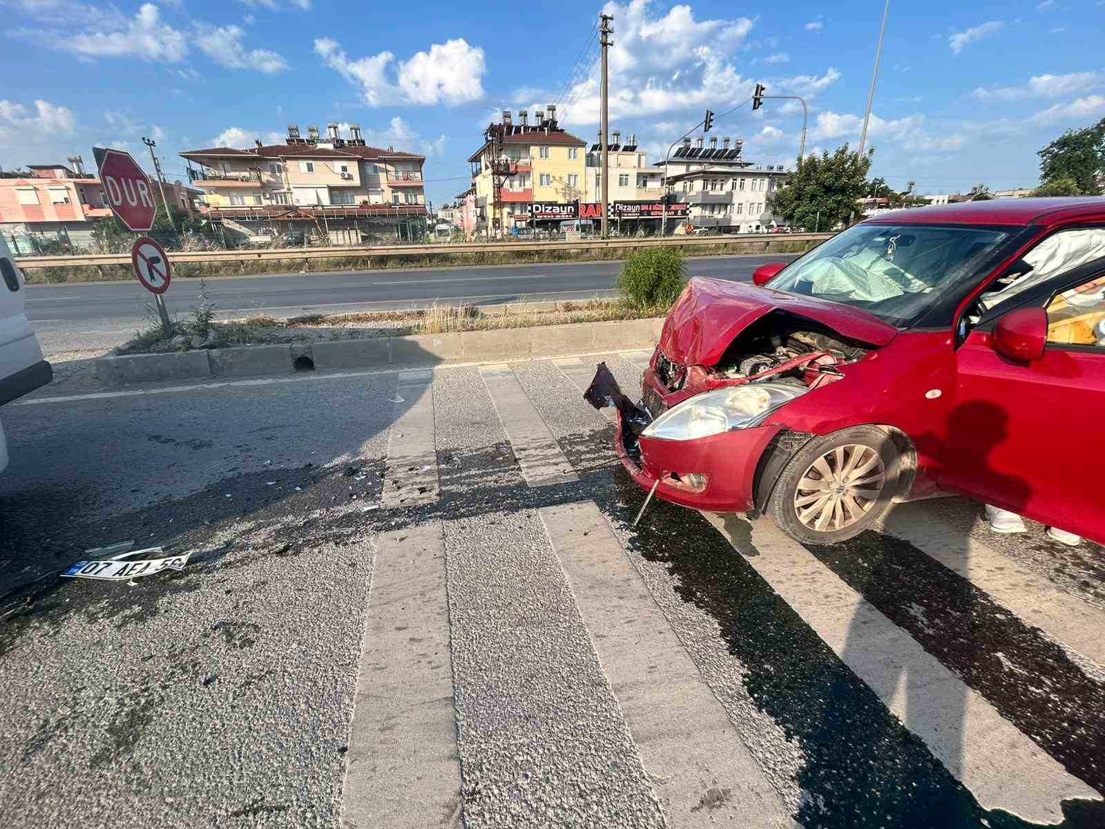 Manavgat’ta otomobil ile kamyonet çarpıştı: 1 yaralı