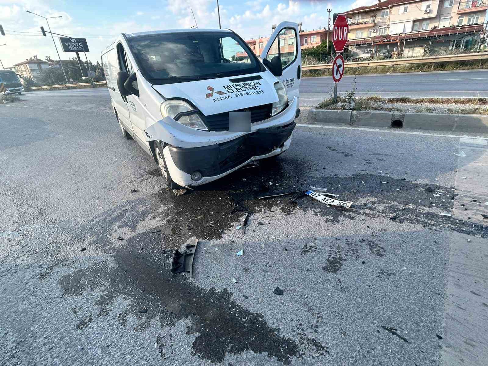 Manavgat&rsquo;ta otomobil ile kamyonet &ccedil;arpıştı: 1 yaralı
