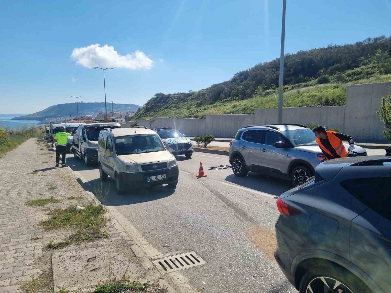 Sinop’ta 3 araçlı zincirleme kaza: 2 yaralı
