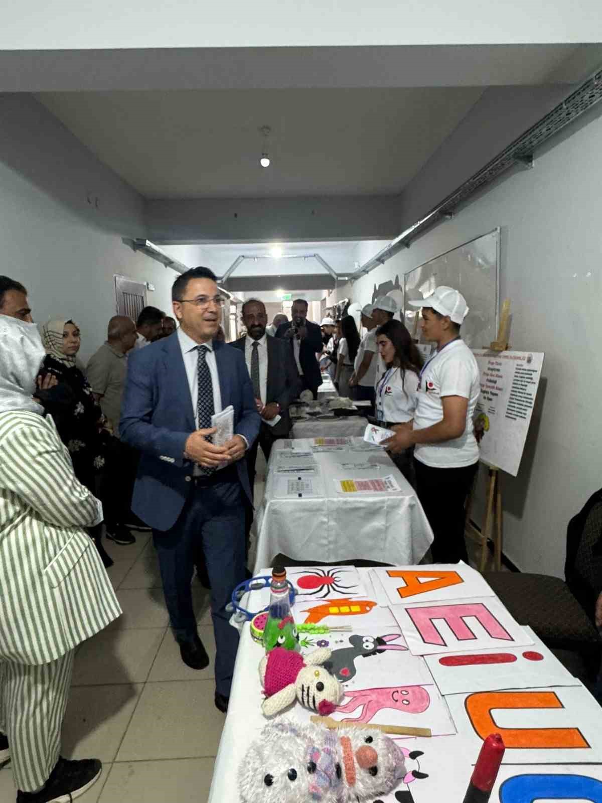 Lise &ouml;ğrencileri bilimsel &ccedil;alışmalarını sergiledi
