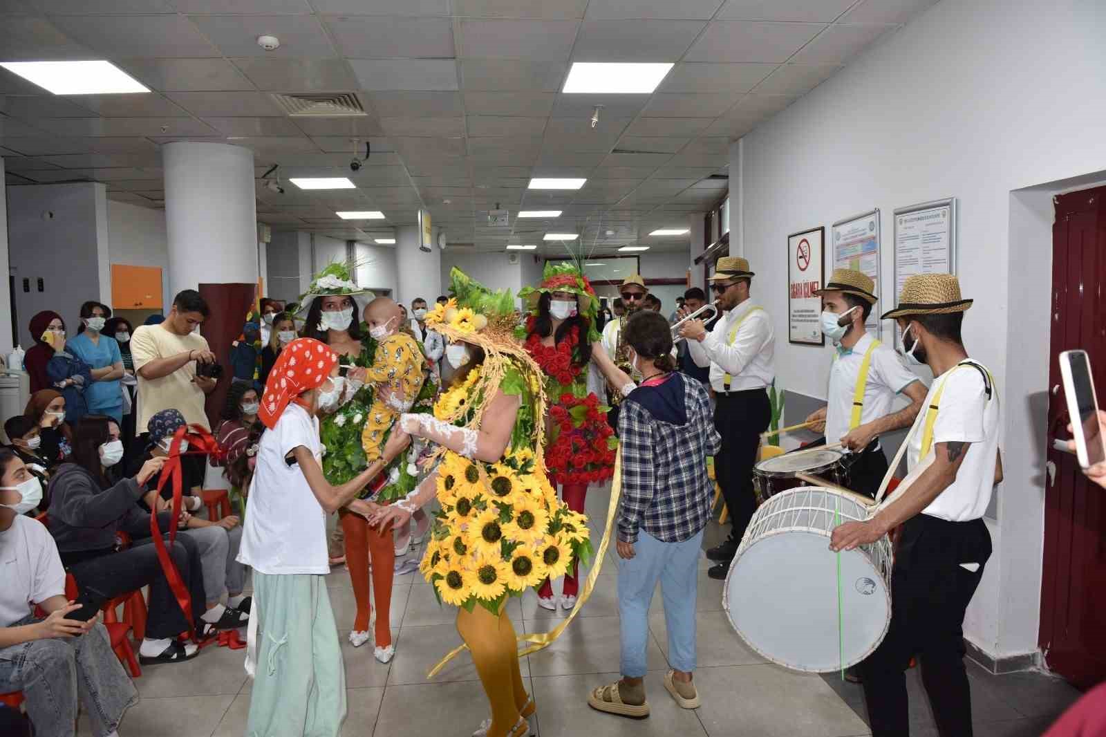 Diyarbakır’da hastanede tedavi gören çocuklara ve annelerine moral etkinliği