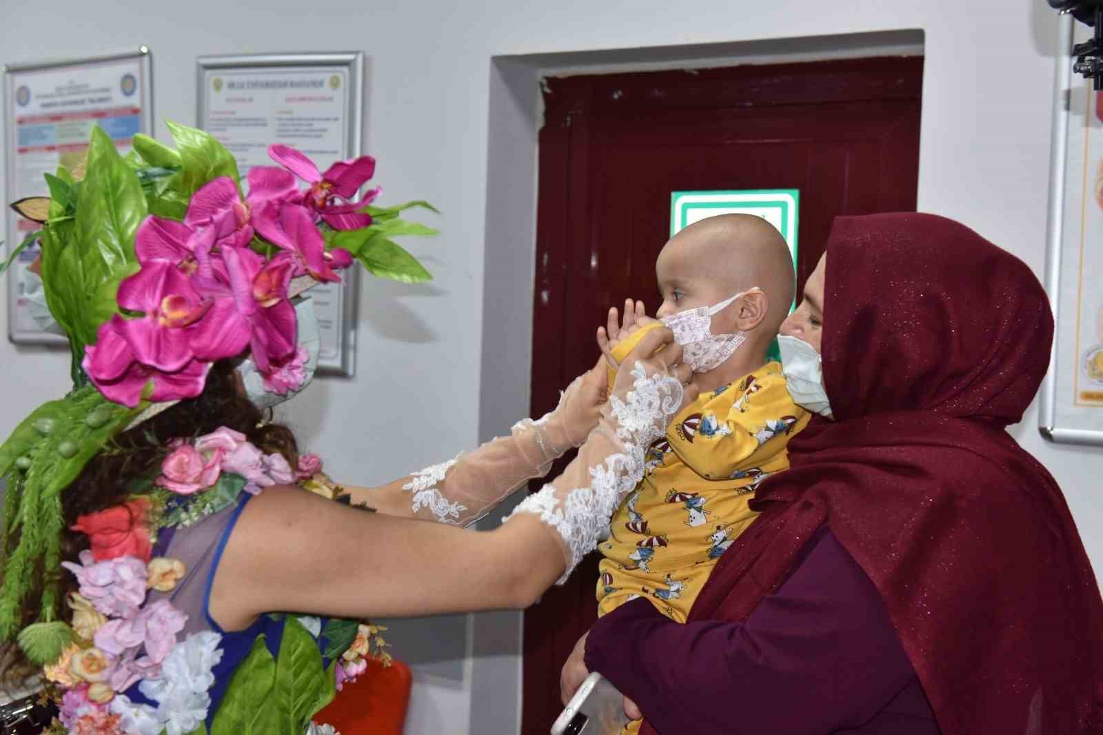 Diyarbakır’da hastanede tedavi gören çocuklara ve annelerine moral etkinliği