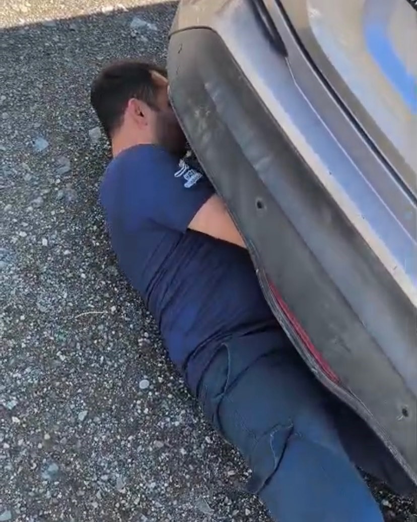 Aracın altına sıkışan yavru kediyi itfaiye kurtardı