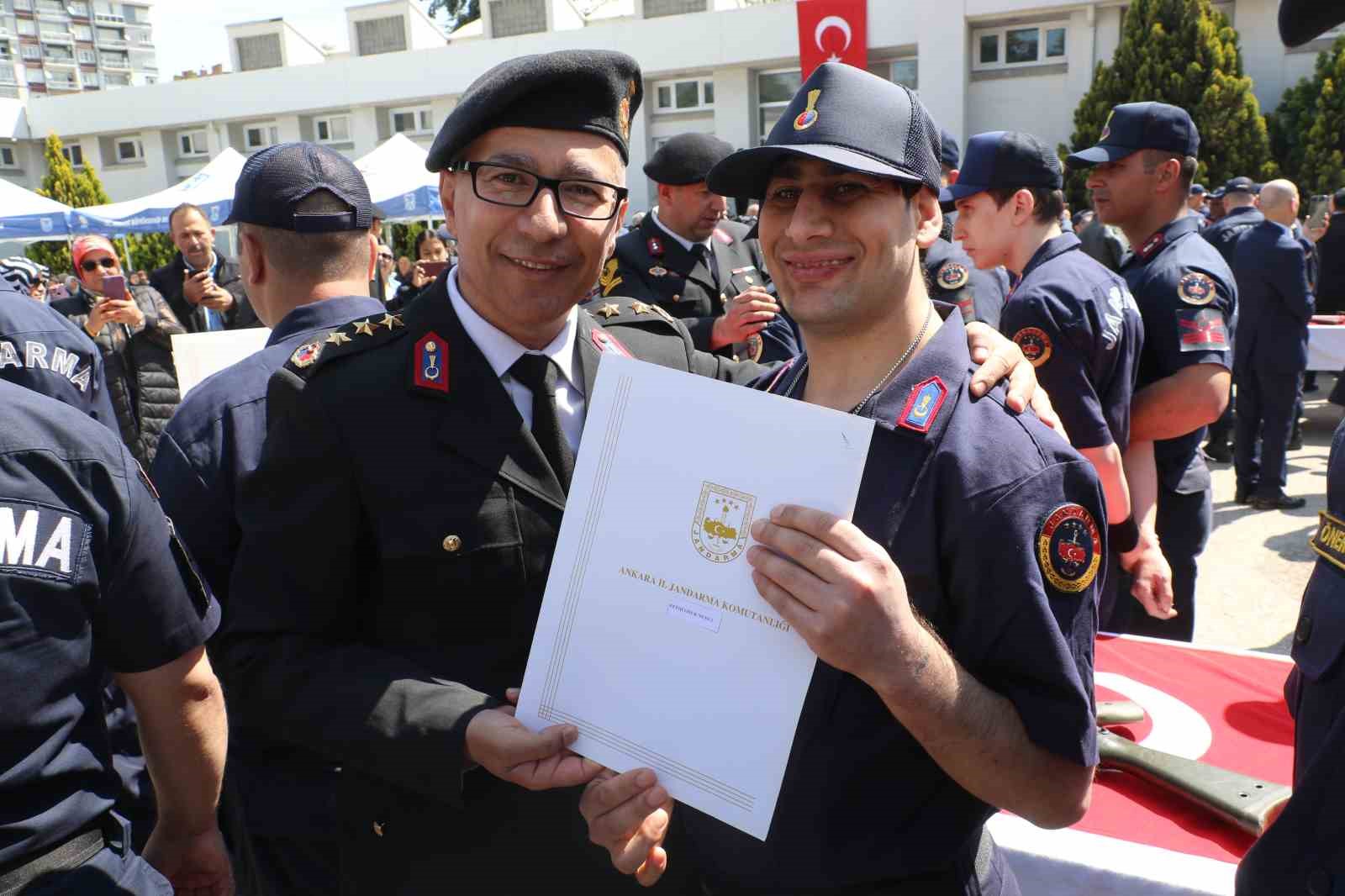 Ankara’da 52 özel gereksinimli genç ettikleri yeminle bir günlüğüne asker oldu

