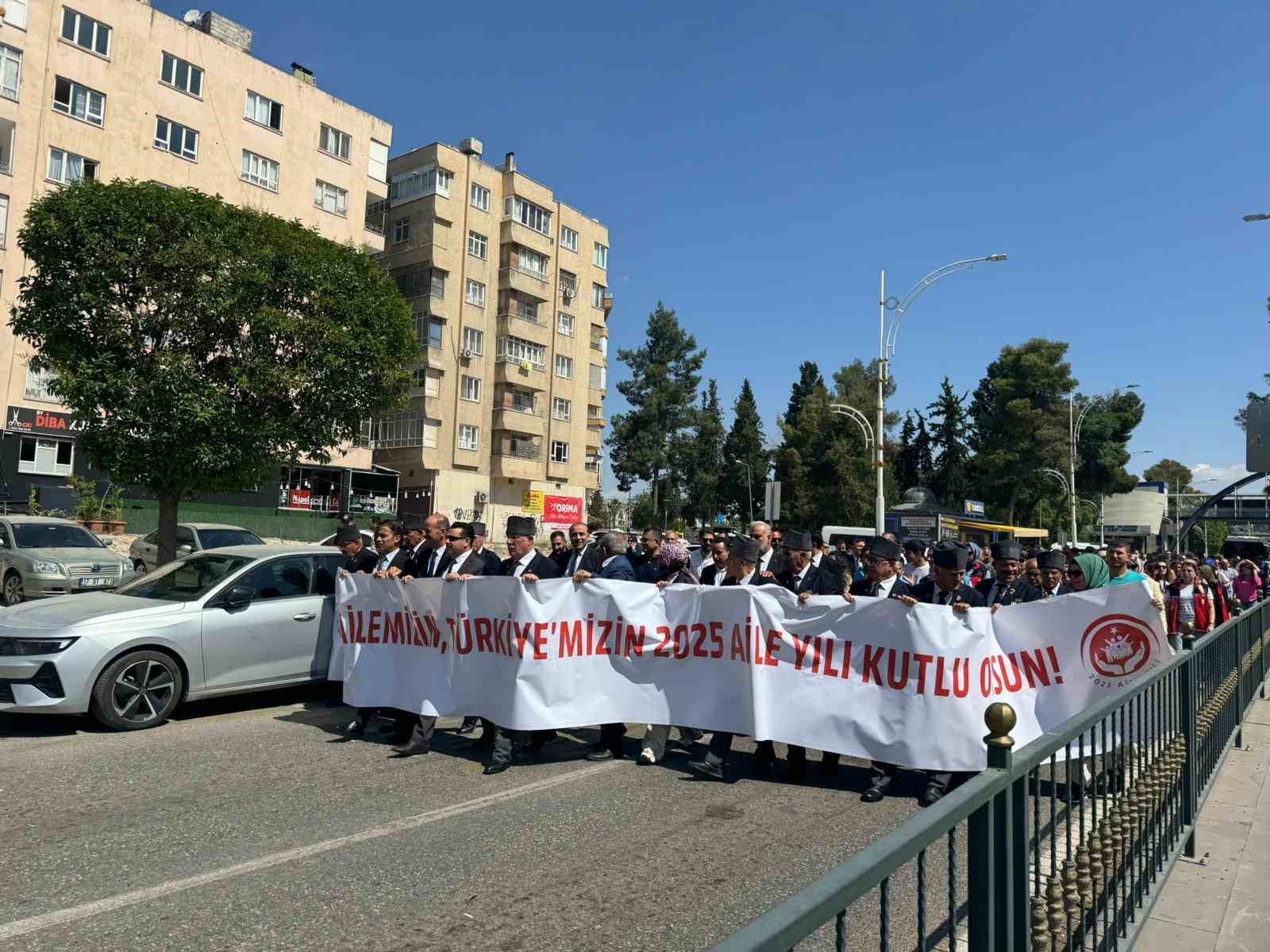 Şanlıurfalılar en büyük aile için yürüdü
