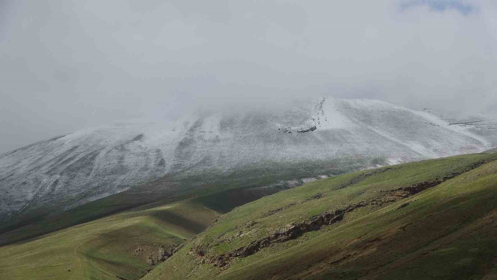 Bitlis’te yüksek kesimlere kar yağdı
