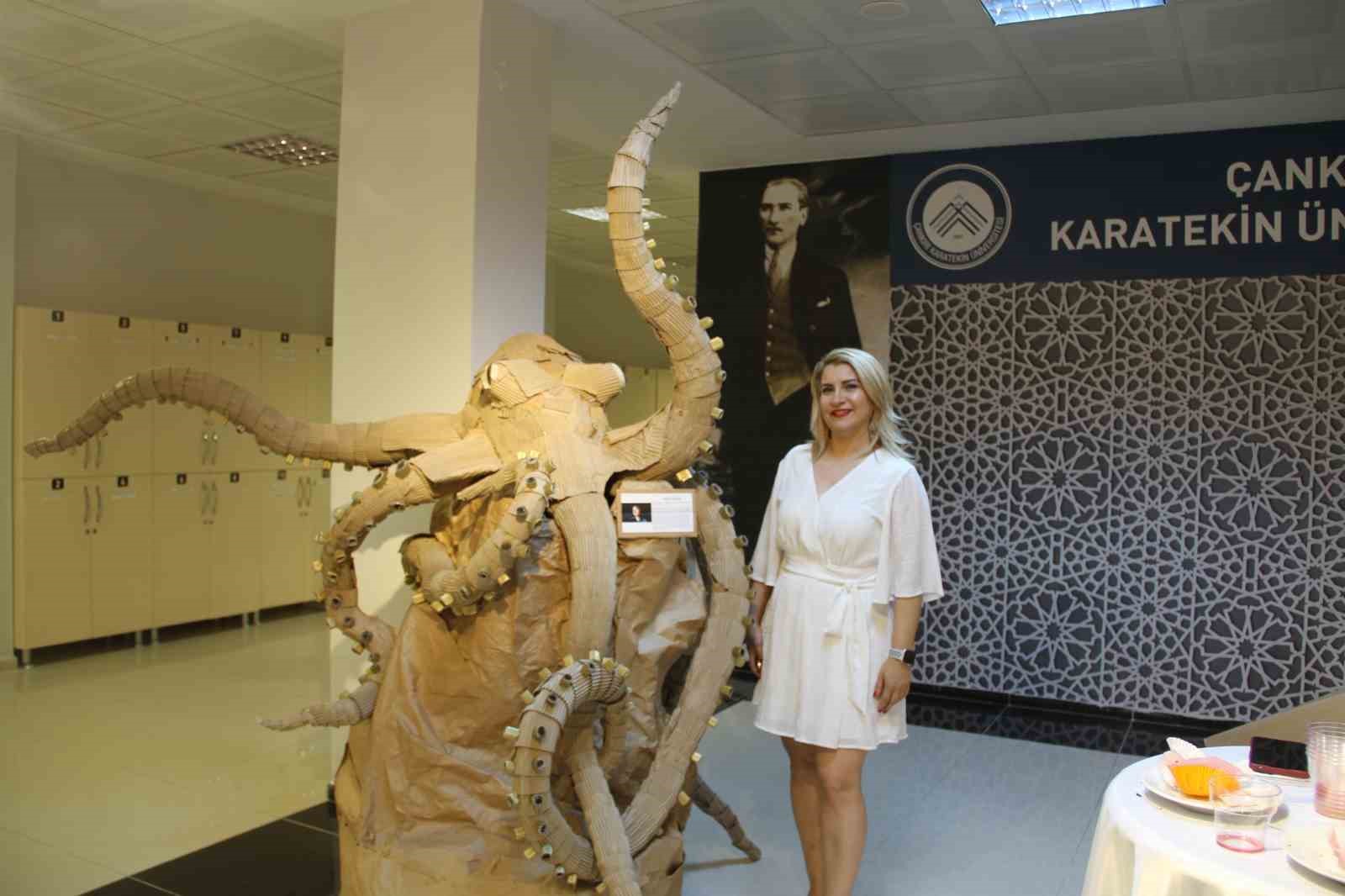 Atık kartonlardan sanat eseri: Üniversitelilerden ilgi çeken sergi
