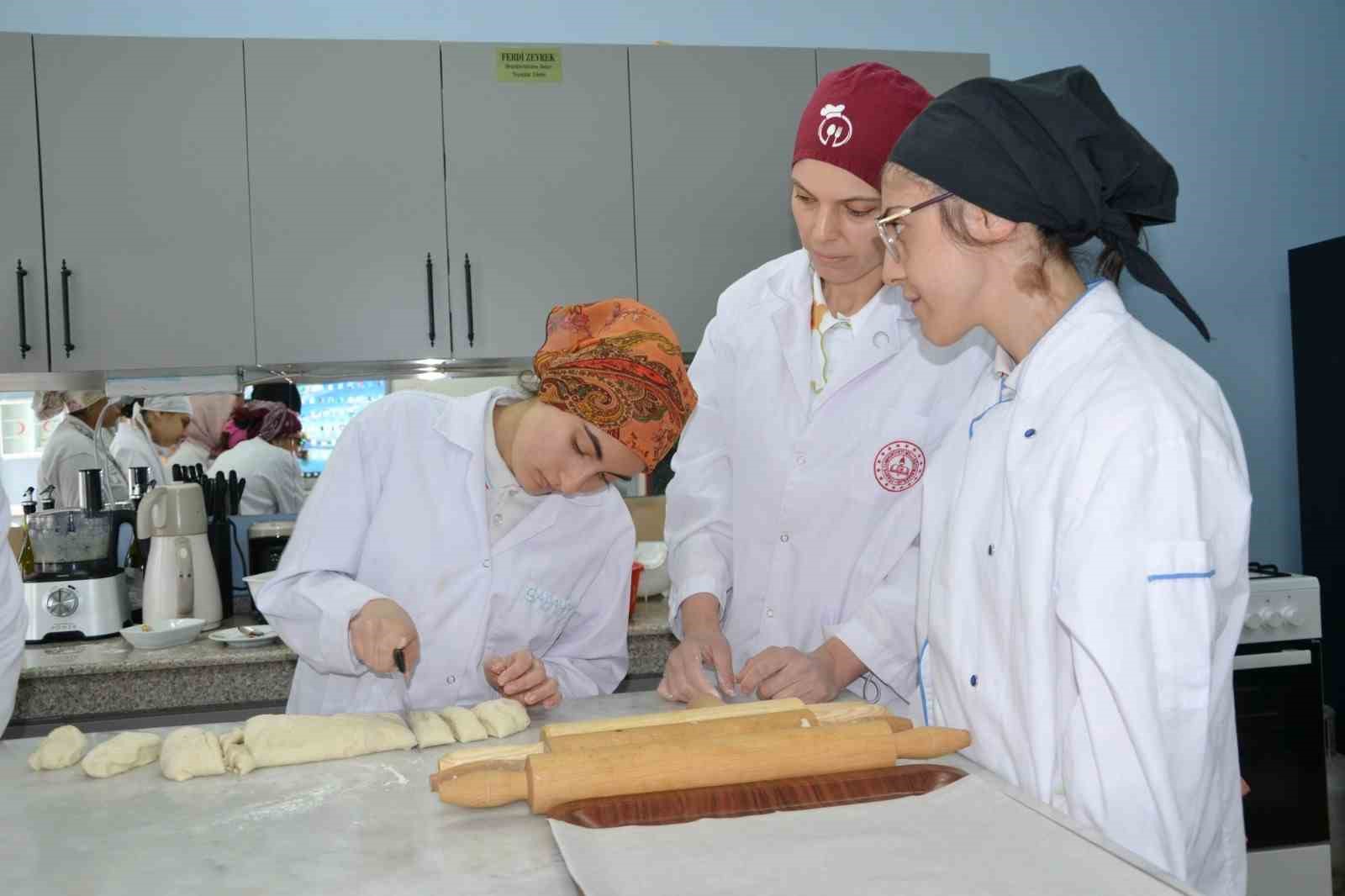 Özel öğrenciler uygulamalı eğitimle mutfak becerilerini geliştiriyor
