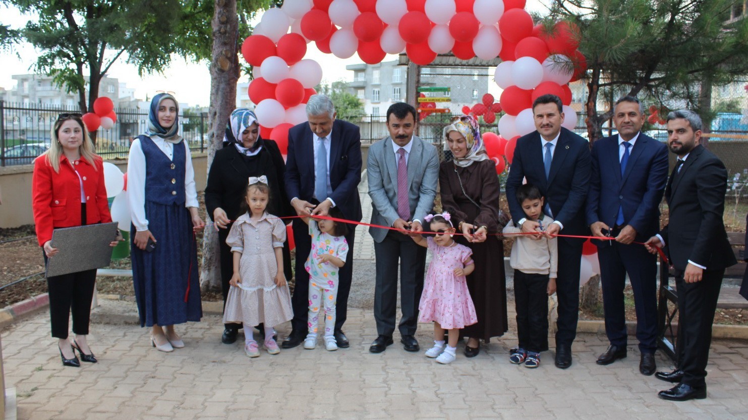 Kahta’da miniklerden çilek hasadı