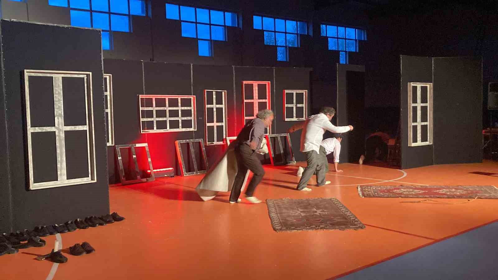 ’Misafir’ oyunu raylar yerine salonda Karslılarla buluştu