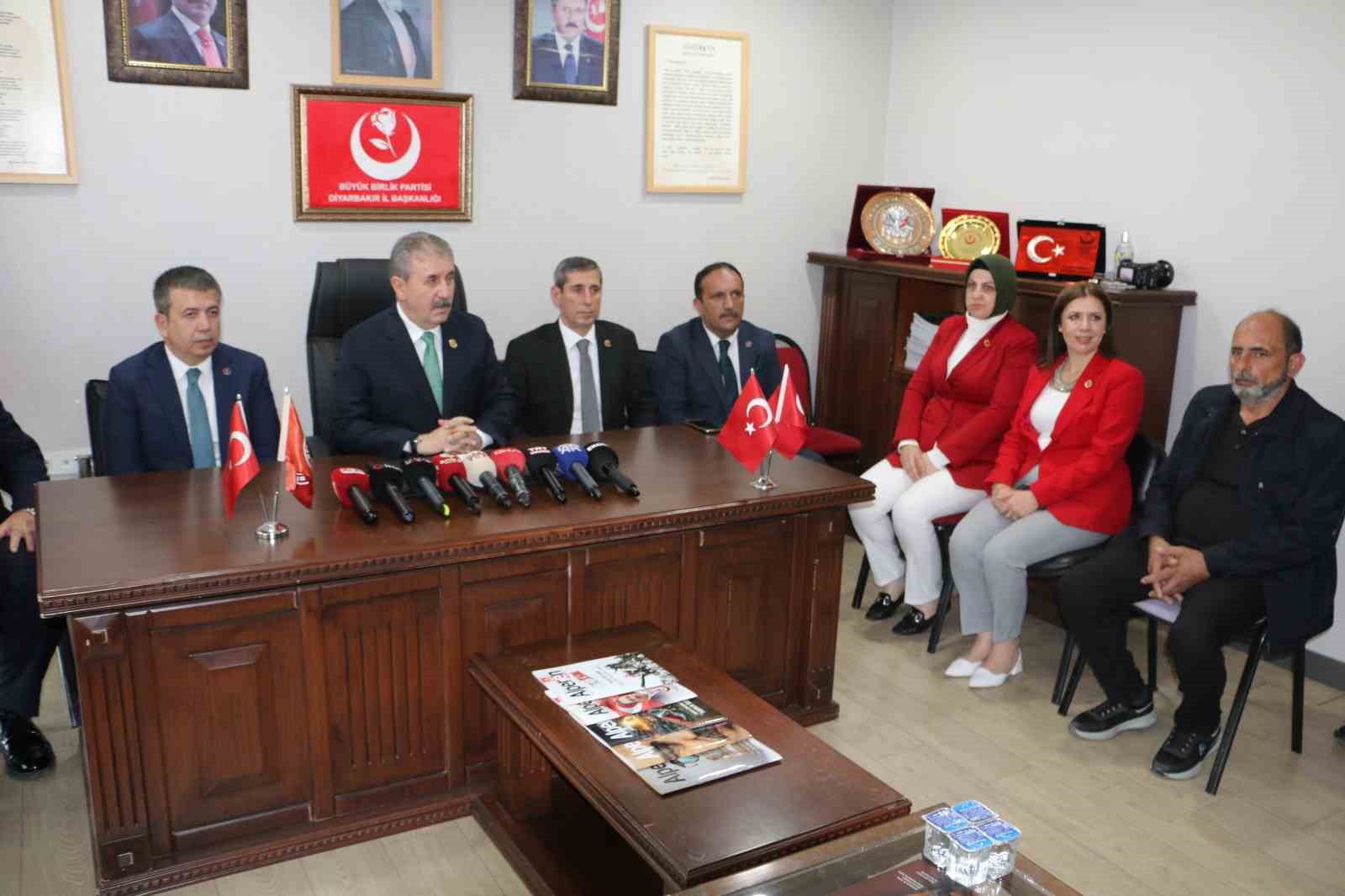 BBP Genel Başkanı Destici, Diyarbakır’da taziye ziyaretine katıldı
