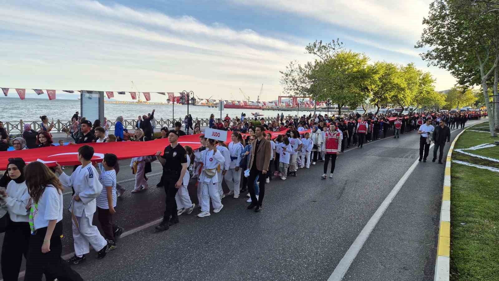Tekirdağ’da dev yürüyüş: Polis ve gençler omuz omuza yürüdü
