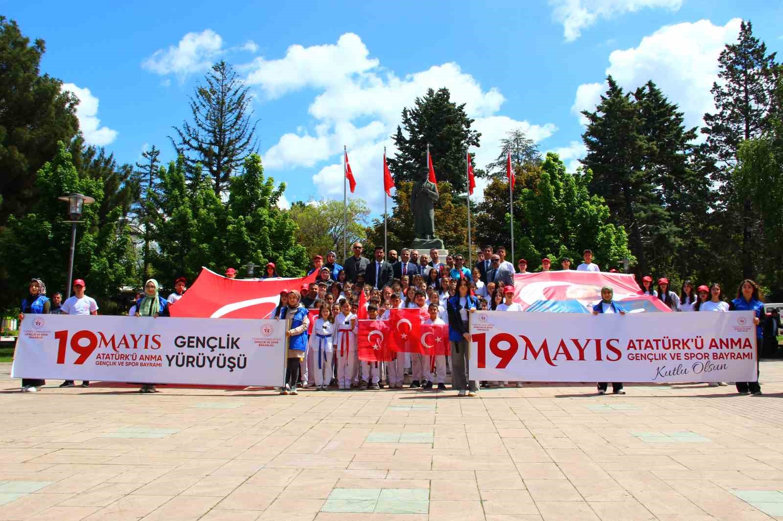 Çorum’da ’Aile Haftası’ ve ’Gençlik Haftası’ yürüyüşü düzenlendi