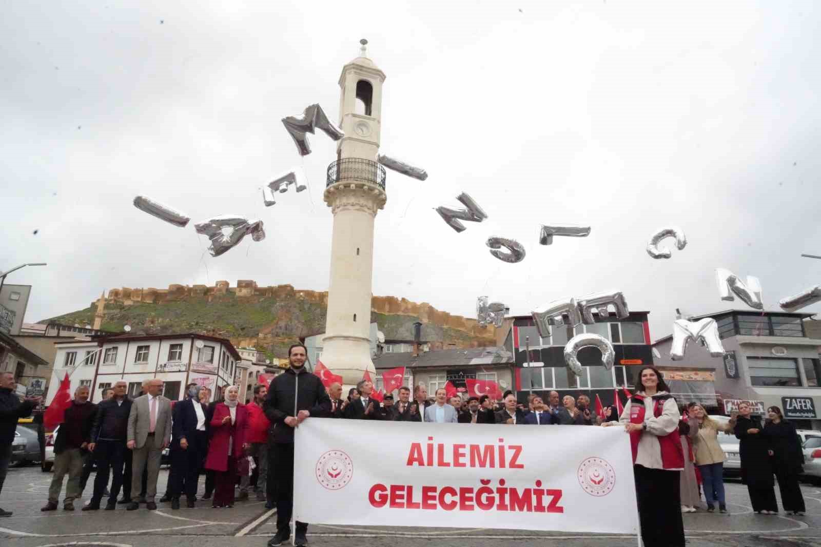 Bayburt’ta ’Ailemiz Geleceğimiz’ yazılı balonlar gökyüzüne bırakıldı