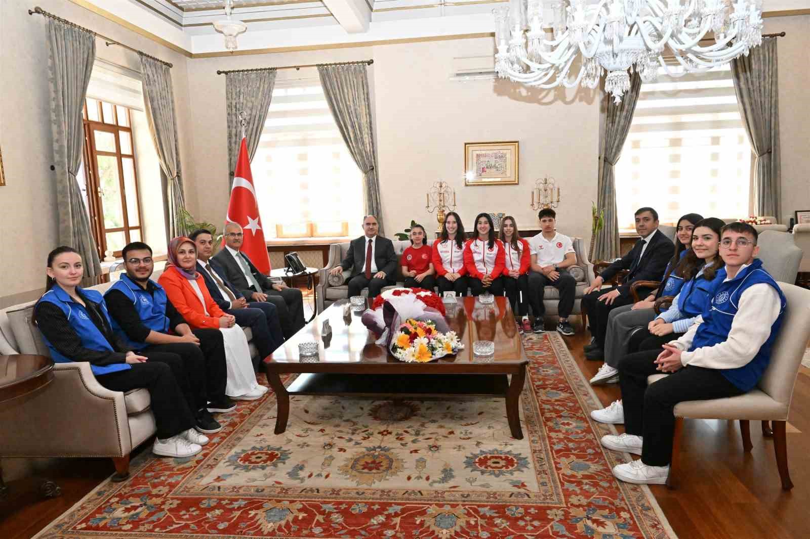 Vali Özkan gençleri ağırladı