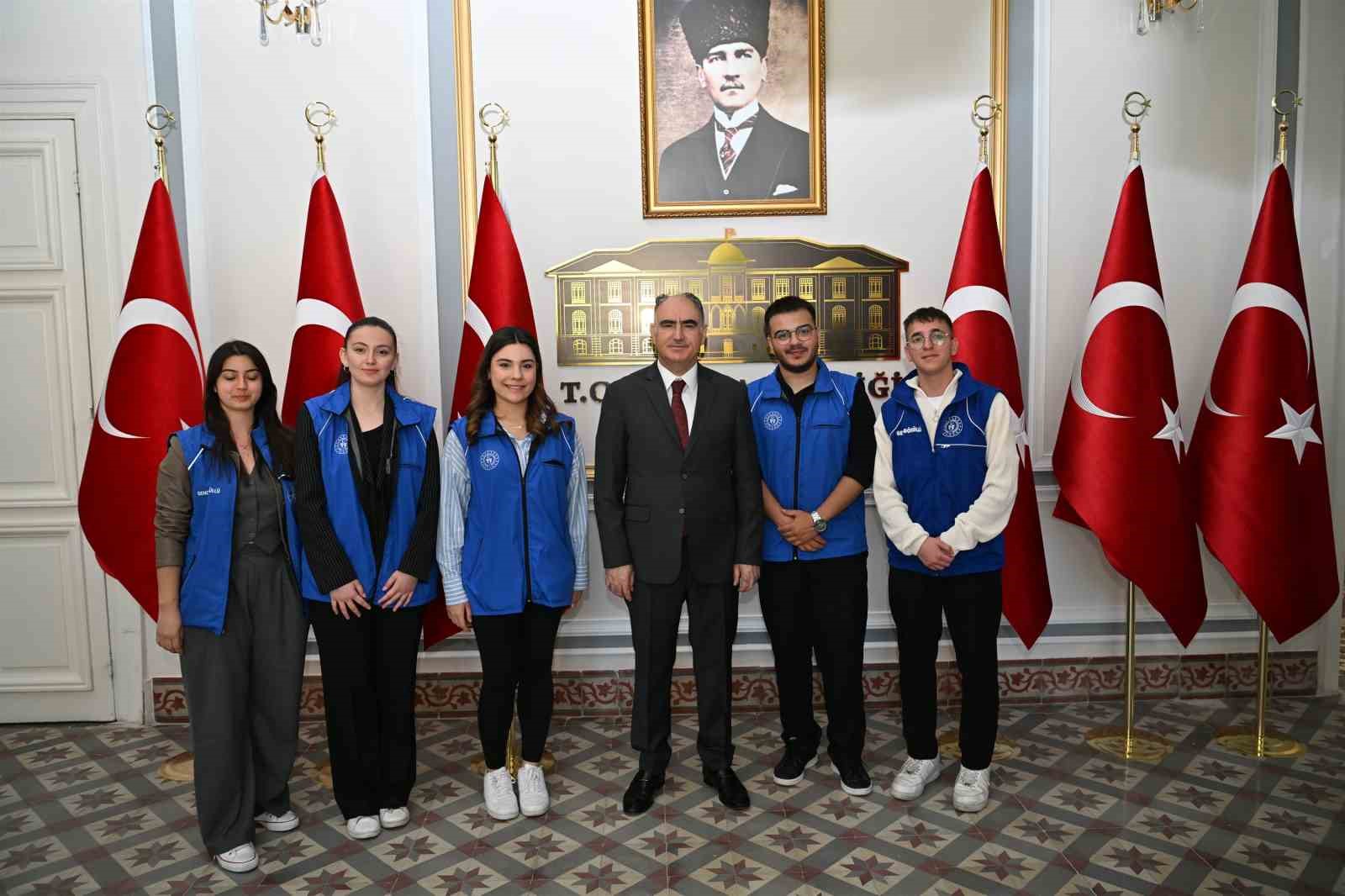 Vali &Ouml;zkan gen&ccedil;leri ağırladı
