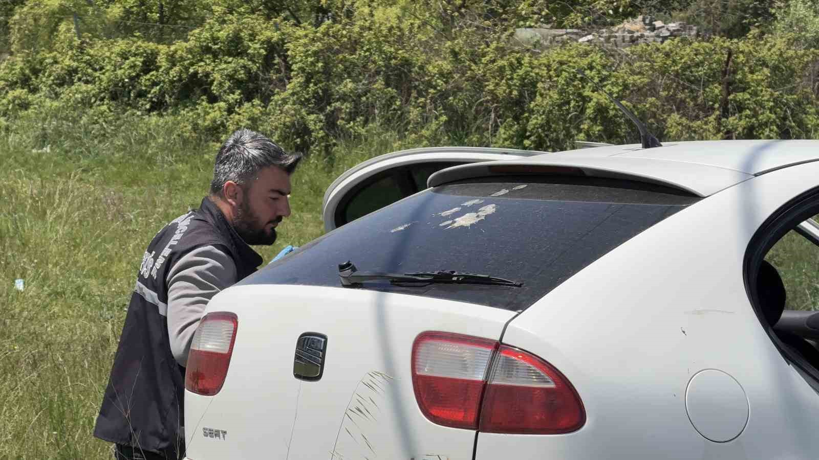 Arnavutk&ouml;y&rsquo;de alacaklı oldukları kişinin &ouml;n&uuml;n&uuml; kesip kurşun yağdırdılar
