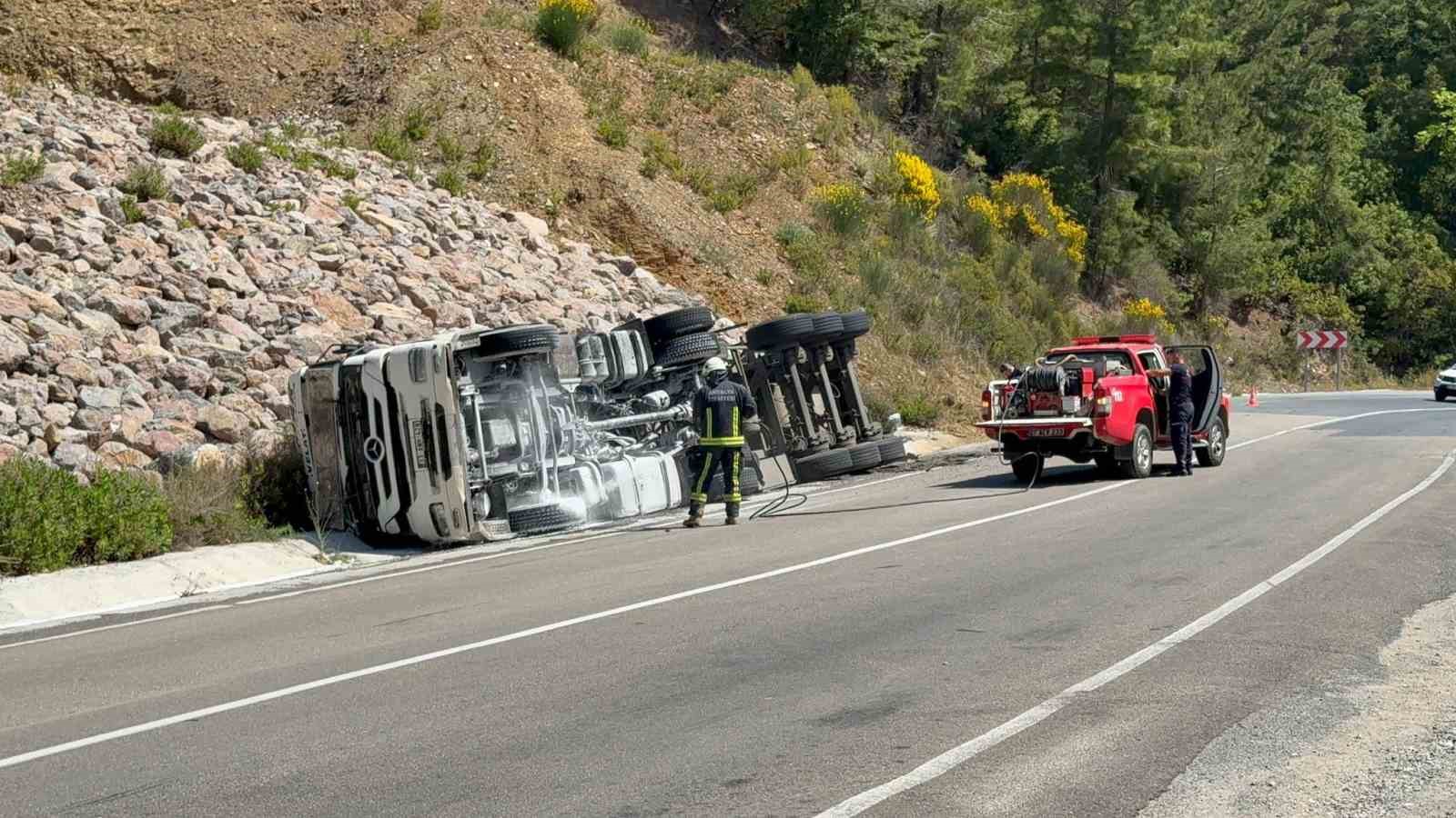 Zift y&uuml;kl&uuml; tankeri taşıyan tır devrildi: 1 kişi yaralandı
