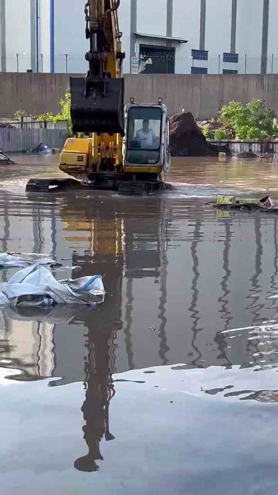 İş makinası operat&ouml;r&uuml;nden oyunları aratmayan kurtarma operasyonu
