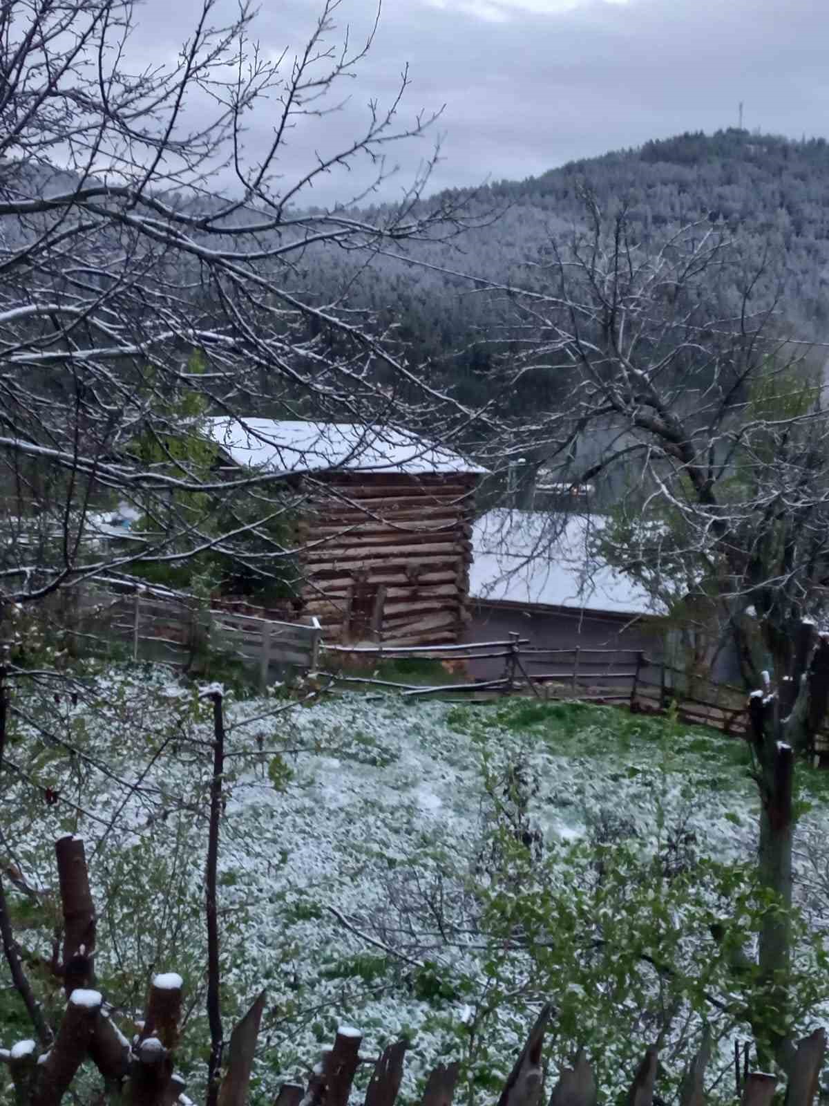 Sivas yine şaşırtmadı, Mayıs ayı ortasında yüksek kesimlere kar yağdı