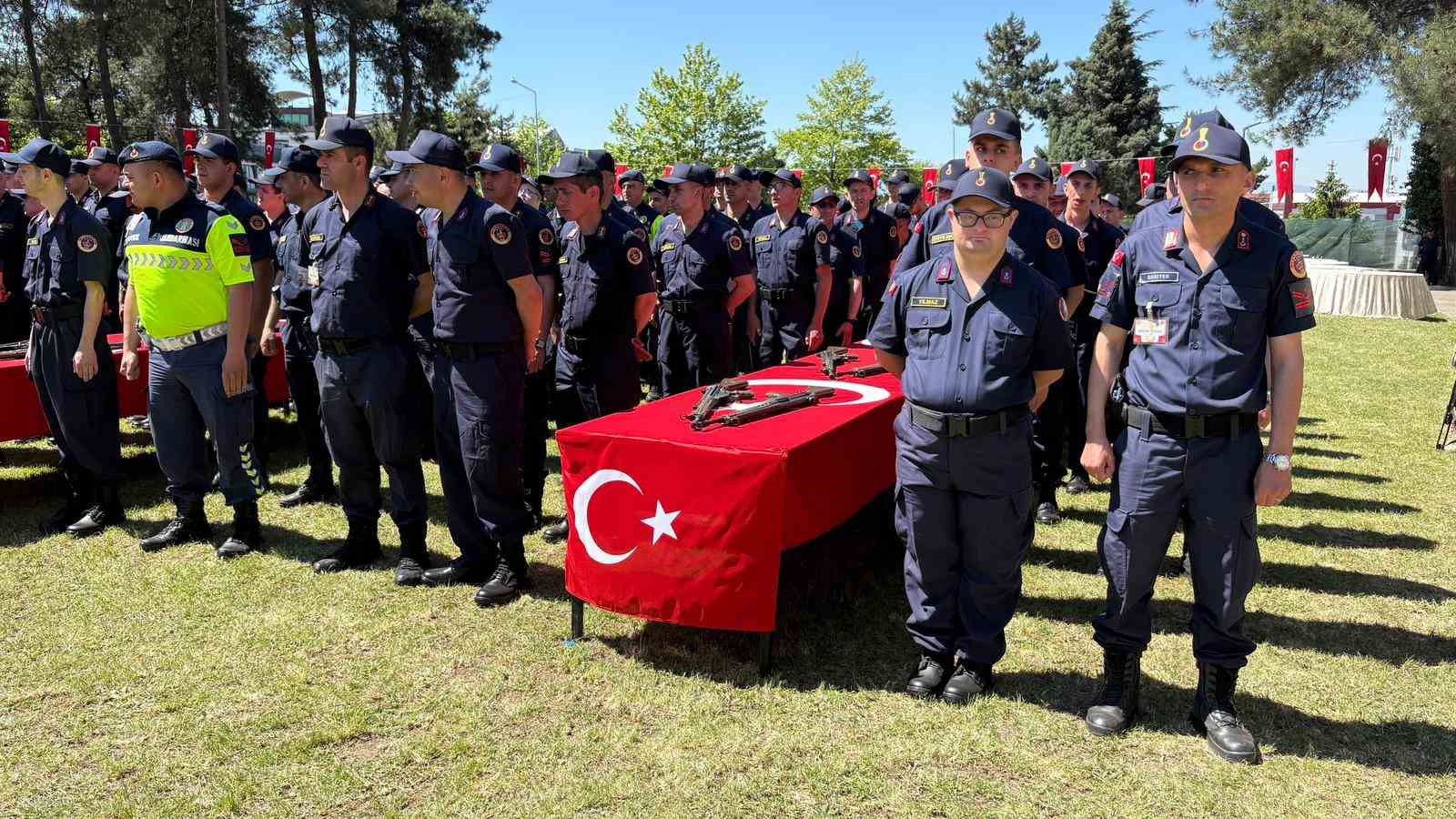 Engel tanımayan vatan sevgisi: Yemin t&ouml;reni t&uuml;yleri diken diken etti
