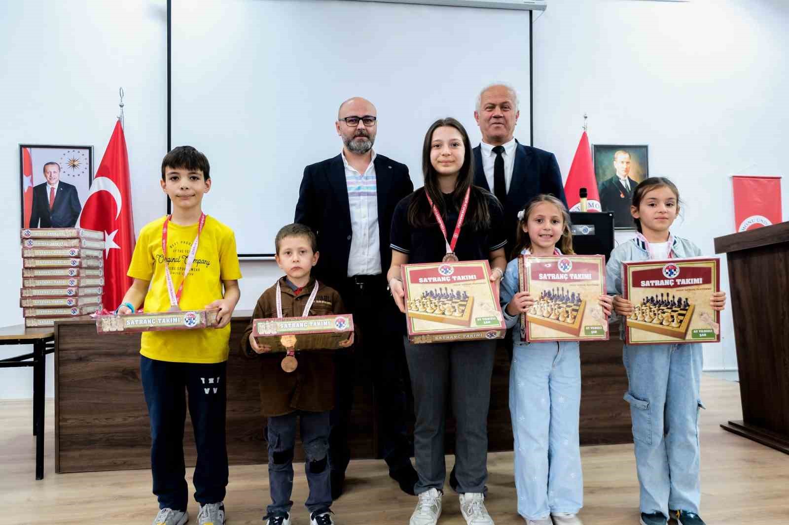 Kastamonu’da düzenlenen satranç turnuvasında gençler kıyasıya yarıştı