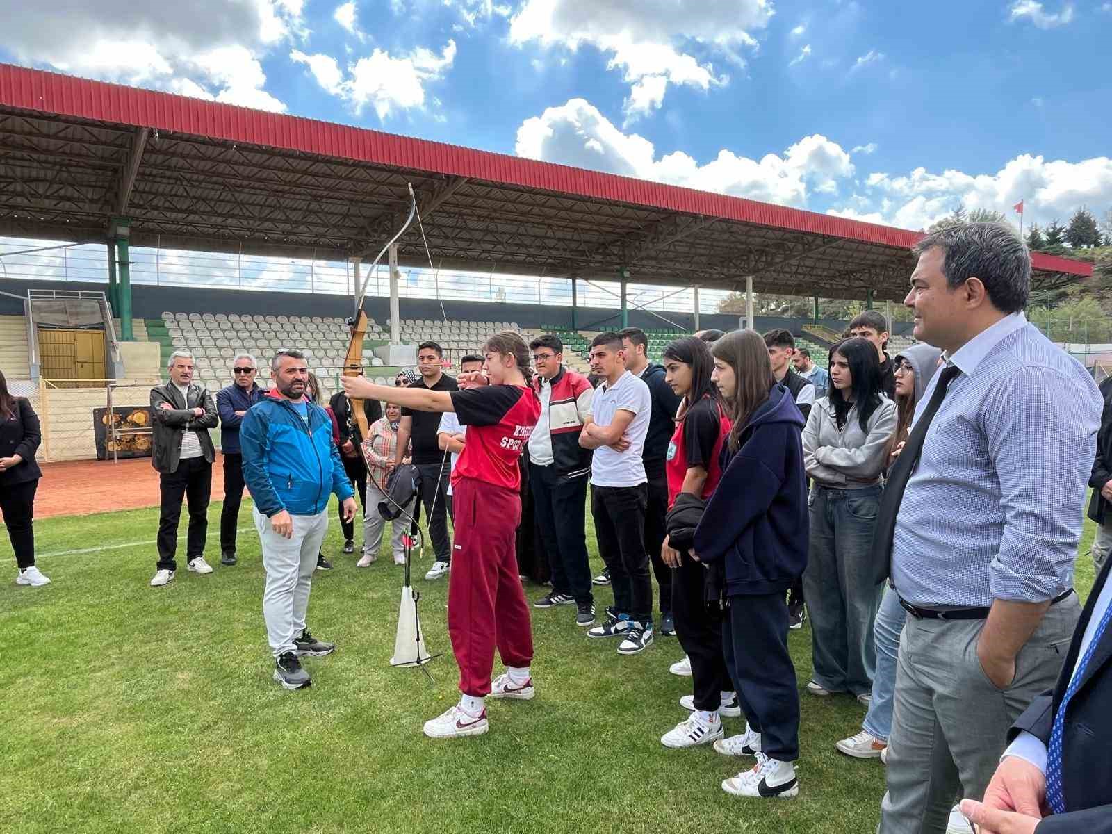 Kırşehir&rsquo;de "Aile Yılı İ&ccedil;in Kortej Y&uuml;r&uuml;y&uuml;ş&uuml; ve Aile Festivali D&uuml;zenlendi
