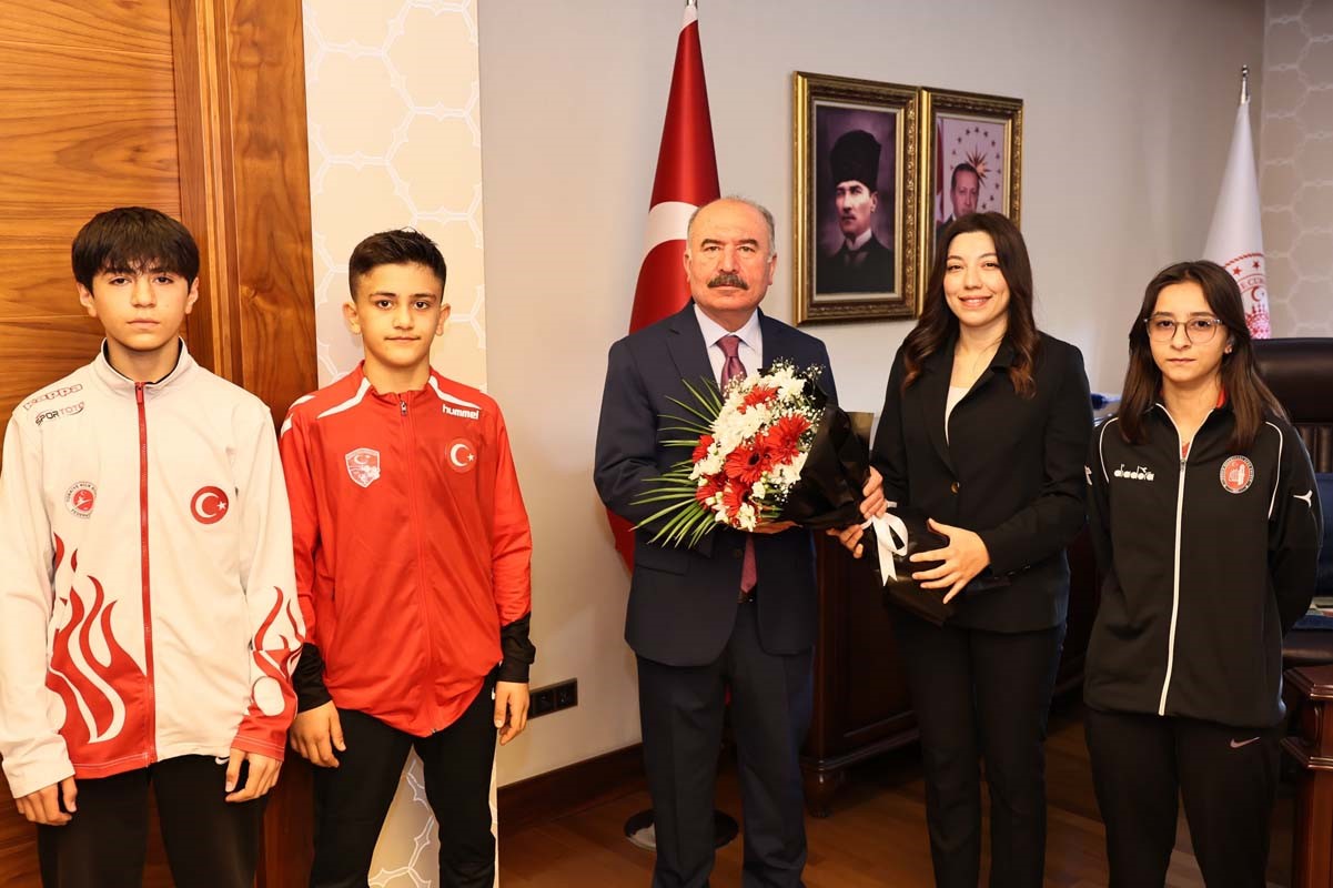 Vali Ali &Ccedil;algan şampiyon sporuları tebrik etti
