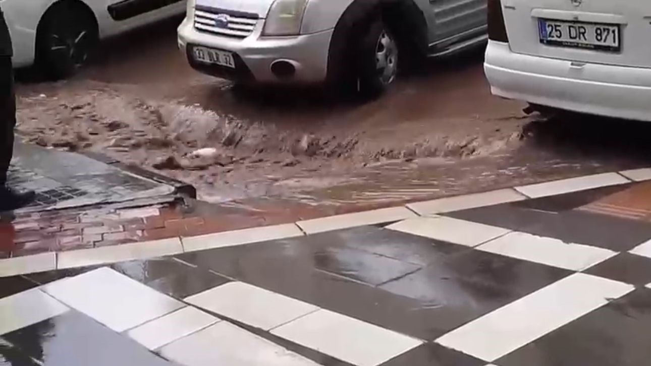 Siverek’te aniden bastıran yağış sele neden oldu